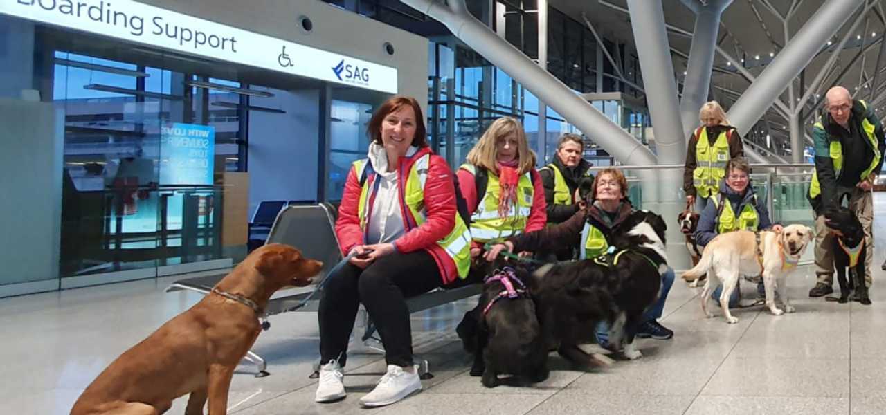 Gruppe am Flughafen