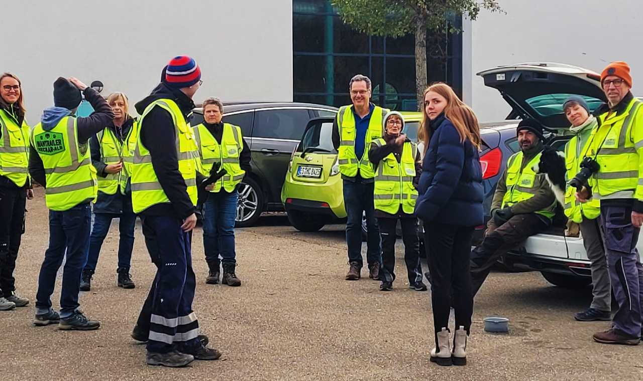 Gruppe von Mantrailern stehen vor ihren Autos